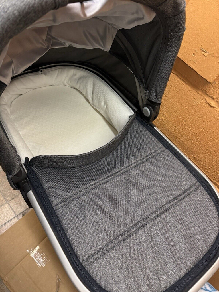 UPPAbaby Vista V2 Stroller W/ Bassinet- Greyson